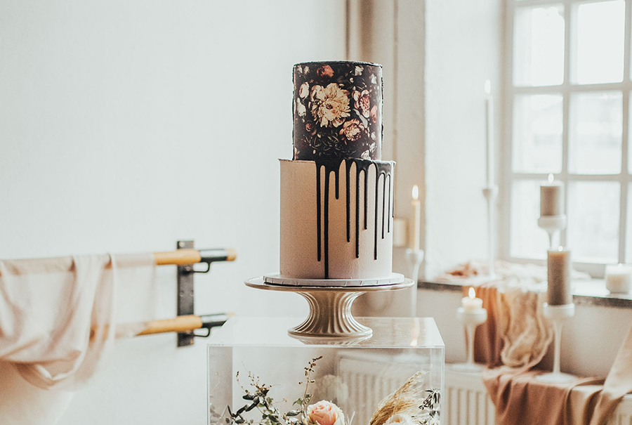 Flower design wedding cake