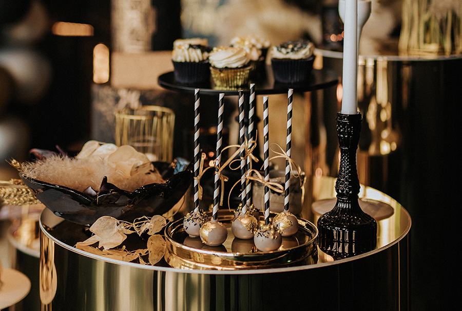 https://emazing-creations.com/wp-content/uploads/2022/05/3_luxurious_wedding_gold_black_cupcake_decor.png