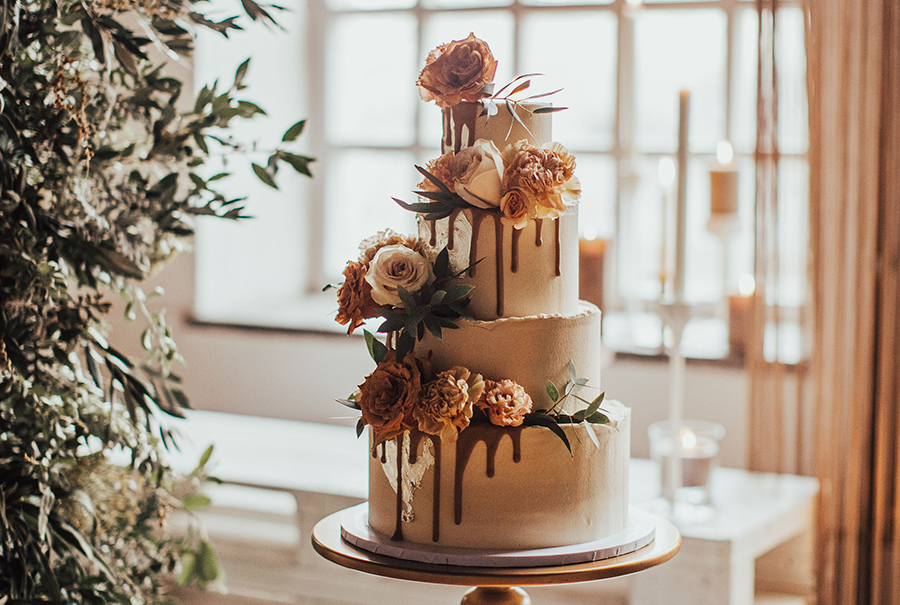 https://emazing-creations.com/wp-content/uploads/2022/05/5_lovely_embrace_wedding_cake_flower_beige_gold.png