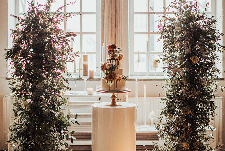 https://emazing-creations.com/wp-content/uploads/2022/05/5_lovely_embrace_wedding_cake_flower_girlande.png