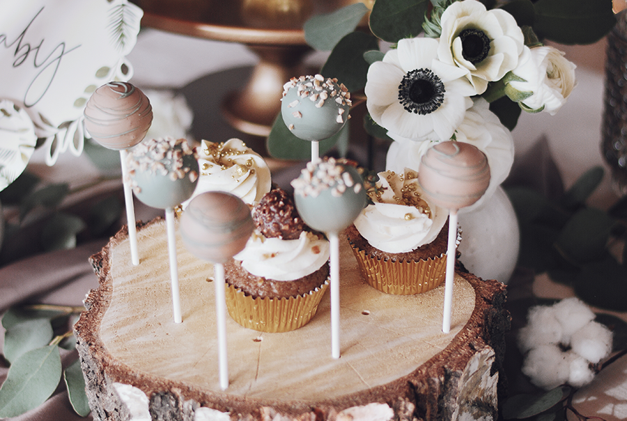 https://emazing-creations.com/wp-content/uploads/2022/05/8_gorgeous_couture_babyshower_gold_wood_cakepops_cupcakes.png
