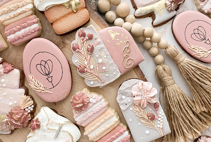 https://emazing-creations.com/wp-content/uploads/2023/01/cukri-cookies-designer-wedding-sweets-flowers-macarons.jpg
