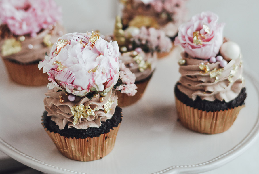 https://emazing-creations.com/wp-content/uploads/2023/01/cukri-cupcakes-designer-wedding-sweets-flower-peony-1.jpg